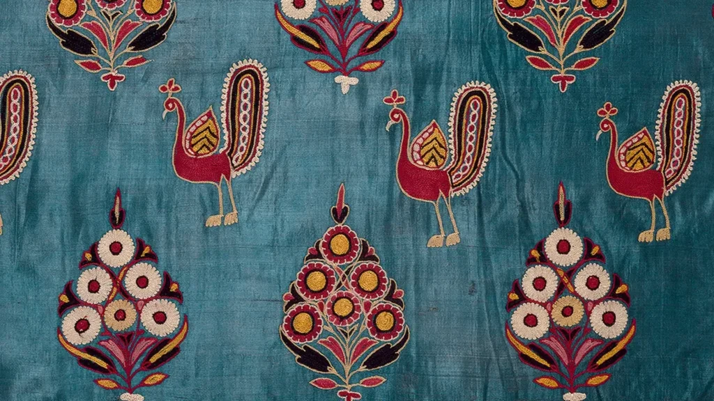 Primer plano de una tela de algodón con tejido de calicó mostrando la trama y el urdimbre.