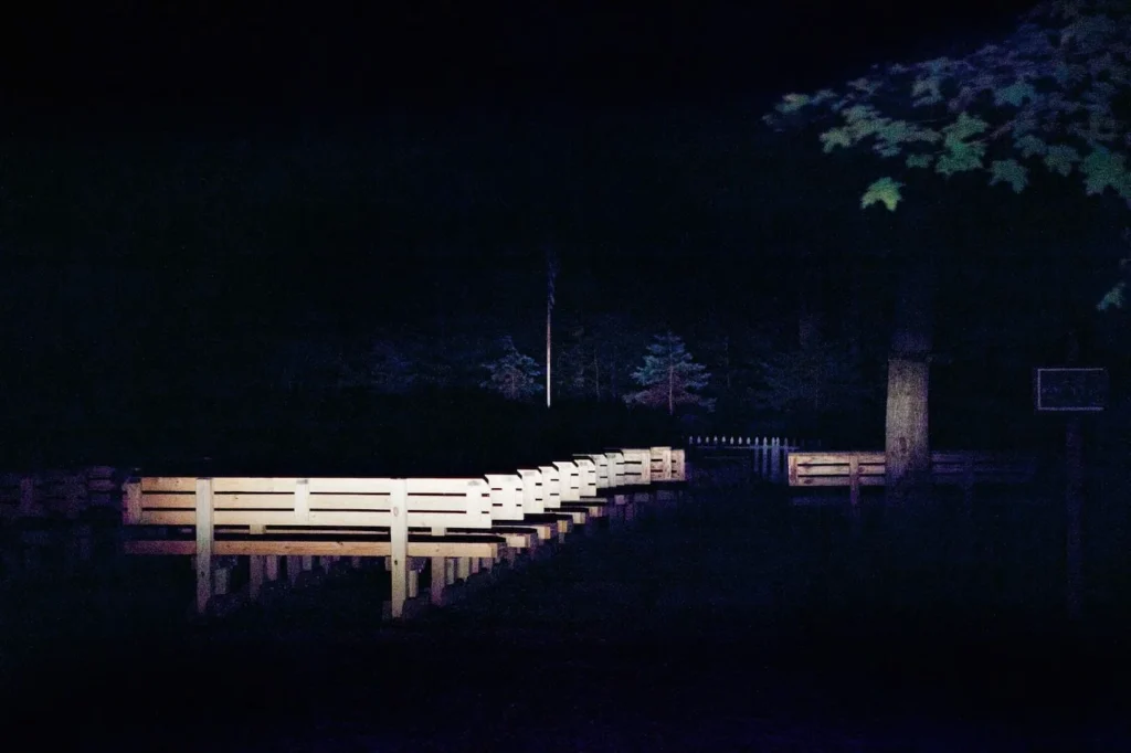 Detalle de una fotografía de ectoplasma del libro Séance de Shannon Taggart, explorando la intersección entre fe y fotografía.