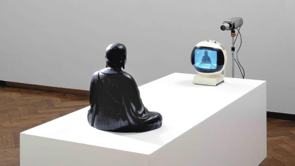 TV Buddha de Nam June Paik instalacion de videoarte y escultura zen contemporanea padre del video arte.