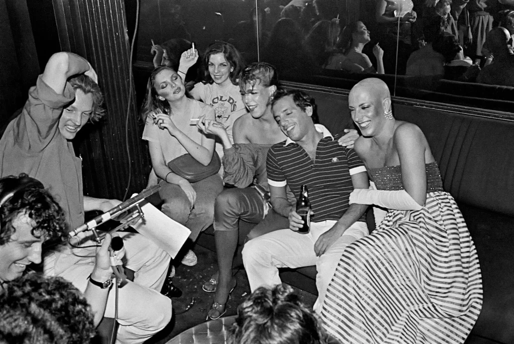Steve Rubell, cofundador de Studio 54, sentado en un sofá del club durante una entrevista.