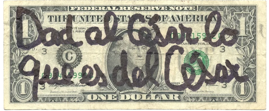 Intervención artística de León Ferrari sobre un billete de un dólar con la frase Dad al César lo que es del César escrita con marcador.