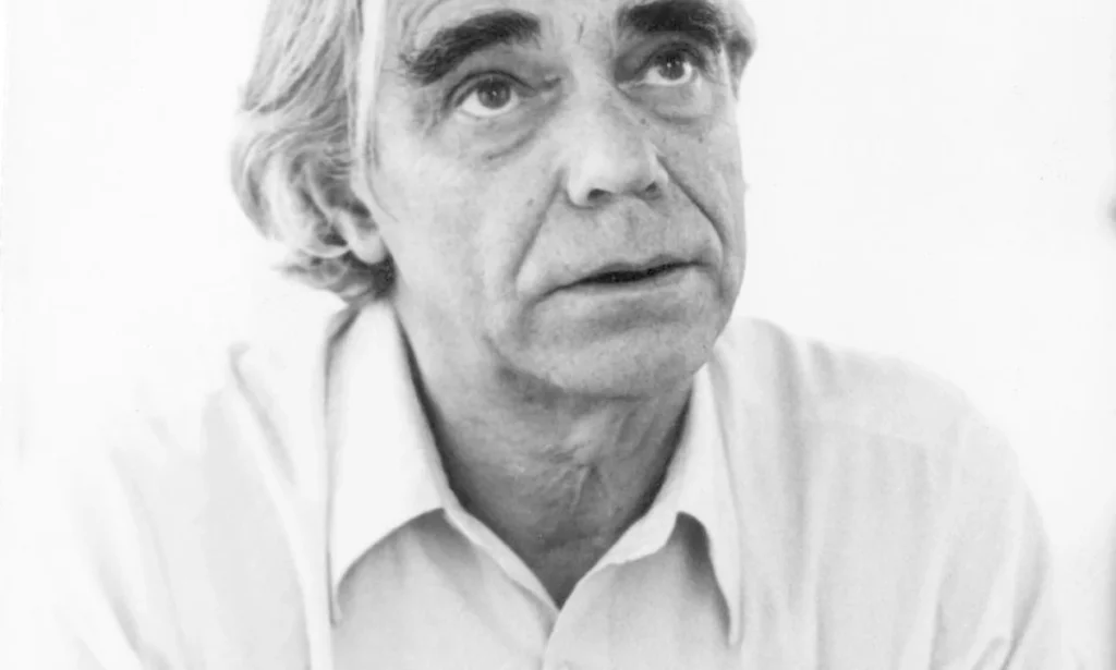 Retrato en blanco y negro del artista argentino León Ferrari, pionero del arte conceptual y la crítica política.