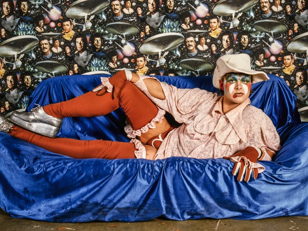 El artista Leigh Bowery en una de sus performances icónicas, mostrando la distorsión del cuerpo y el diseño de moda radical de los años 80.