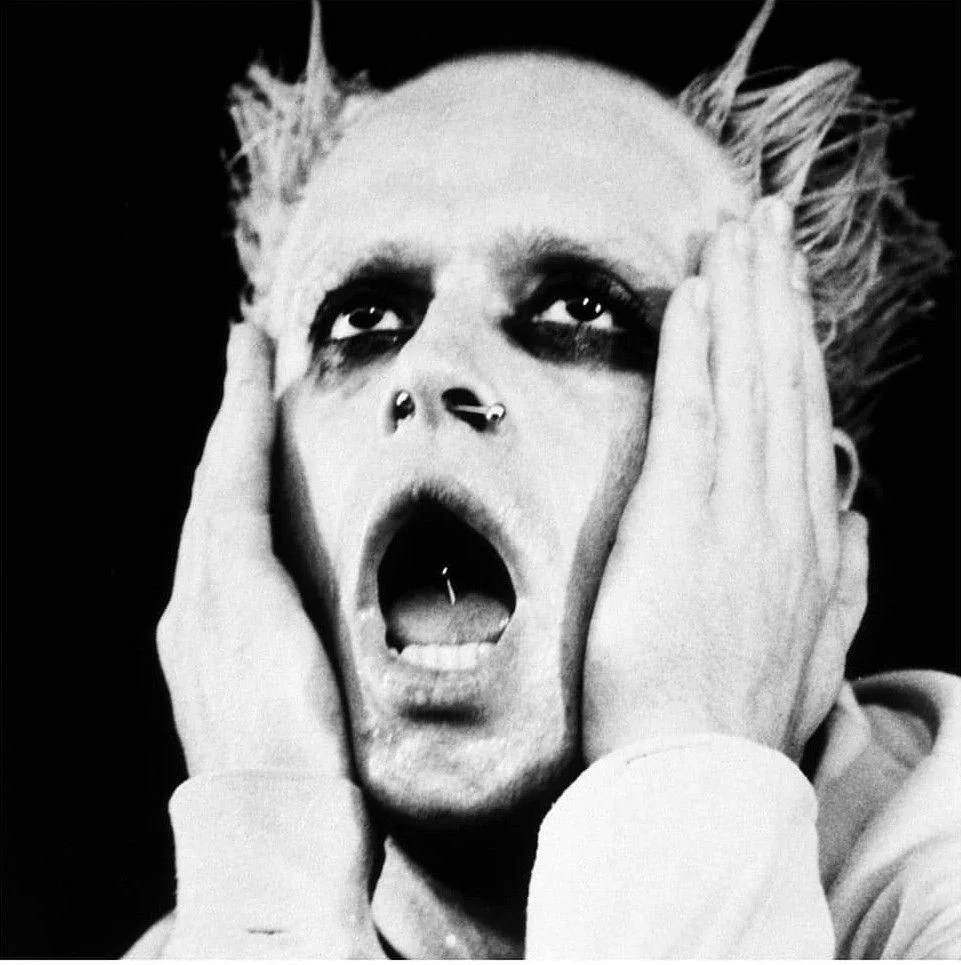 Retrato en blanco y negro de Keith Flint con expresión de grito maníaco, simbolizando la catarsis y la soberanía del movimiento en The Prodigy.