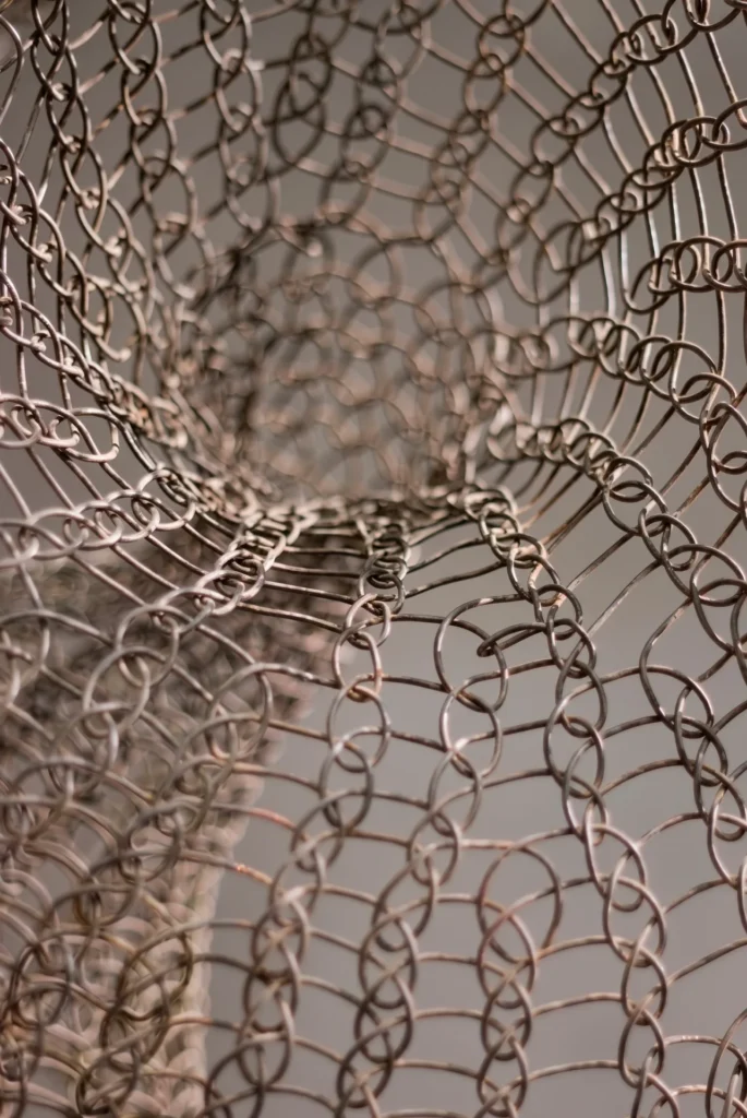 Detalle macro de una escultura de Ruth Asawa mostrando el patrón de bucles de alambre entrelazados, técnica inspirada en el tejido de canastas de Toluca.