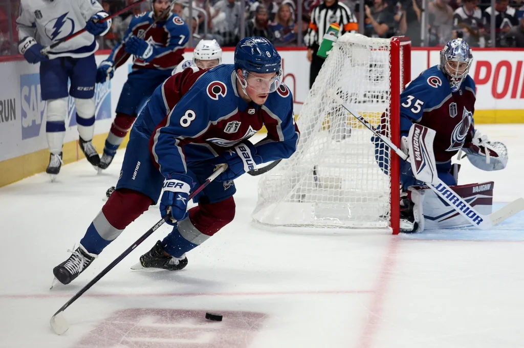 Cale Makar, defensor estrella del Colorado Avalanche, controlando el disco en zona ofensiva durante los Playoffs de la NHL.