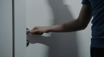 Cerrajero profesional realizando el cambio de una cerradura de alta seguridad en una vivienda de Lloret de Mar.