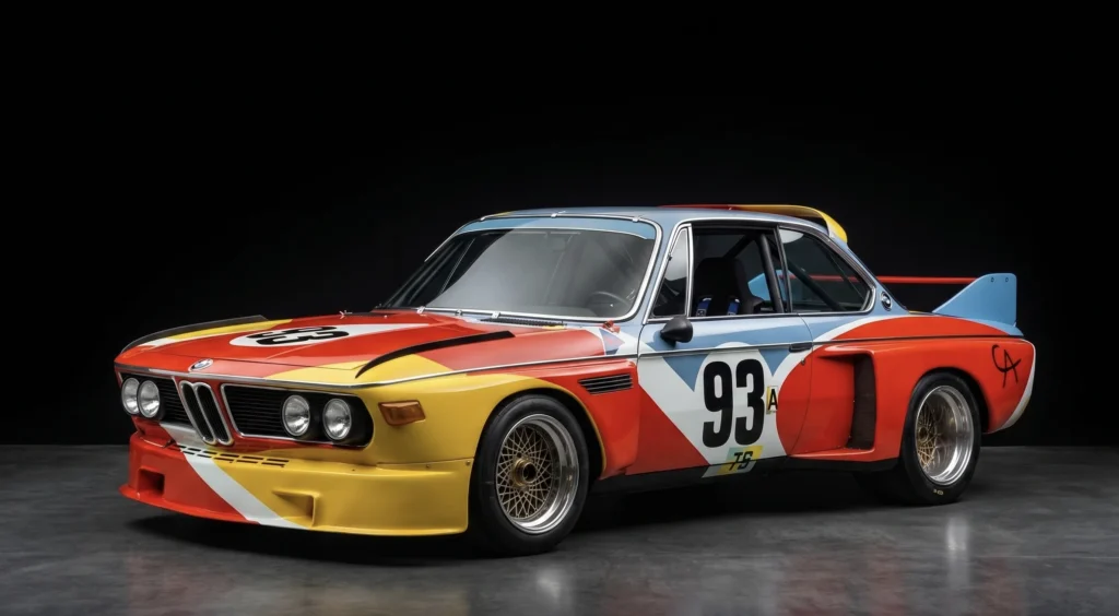 BMW 3.0 CSL Art Car diseñado por Alexander Calder en 1975, mostrando el uso de colores primarios y formas geométricas en la carrocería de competición.