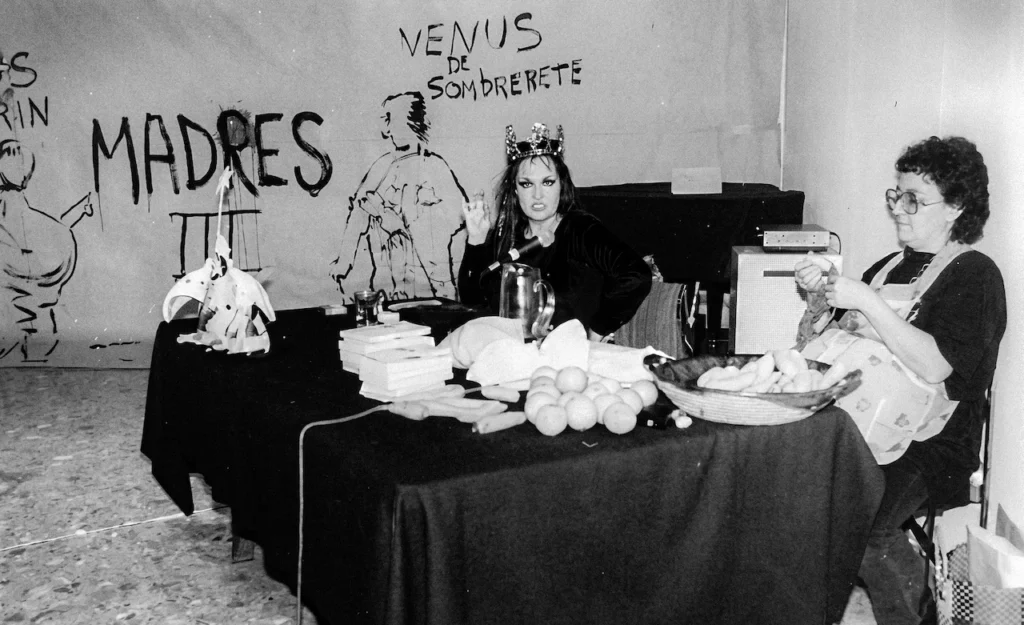 Mónica Mayer y Maris Bustamante en el performance del proyecto ¡MADRES!, desmitificando el rol de la maternidad a través del arte feminista en México.