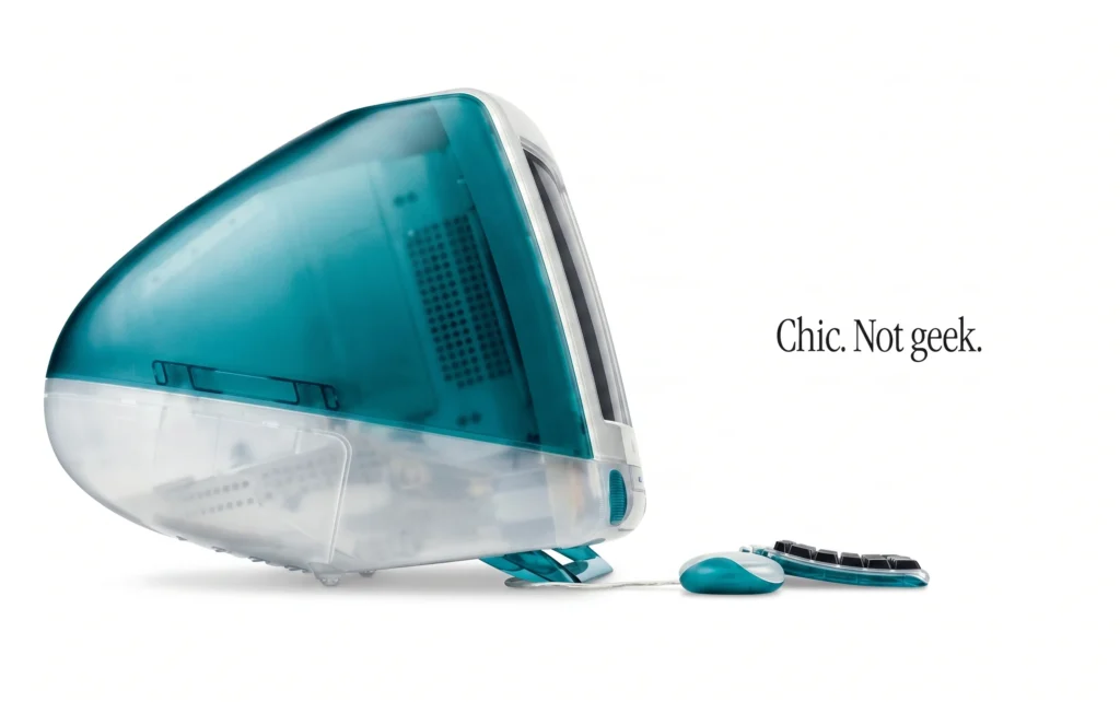 Anuncio clásico de Apple de la iMac G3 Bondi Blue translúcida con el eslogan 'Chic. Not geek.', ilustrando el estándar de fetiche de hardware que John Ternus debe restaurar.