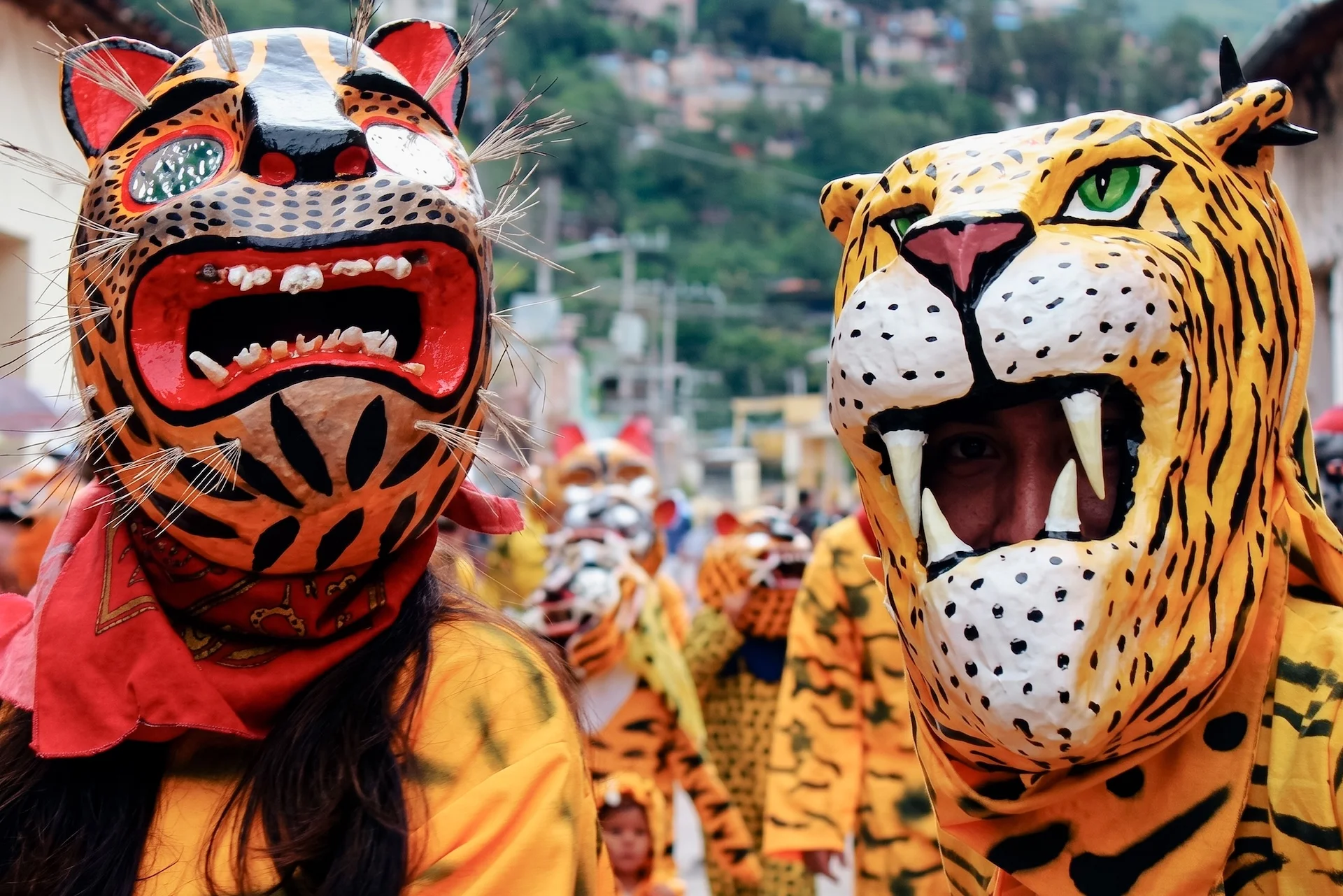 Detalle de máscaras artesanales de la Danza del Jaguar en Guerrero, México, mostrando el simbolismo del tecuani y la tradición popular.