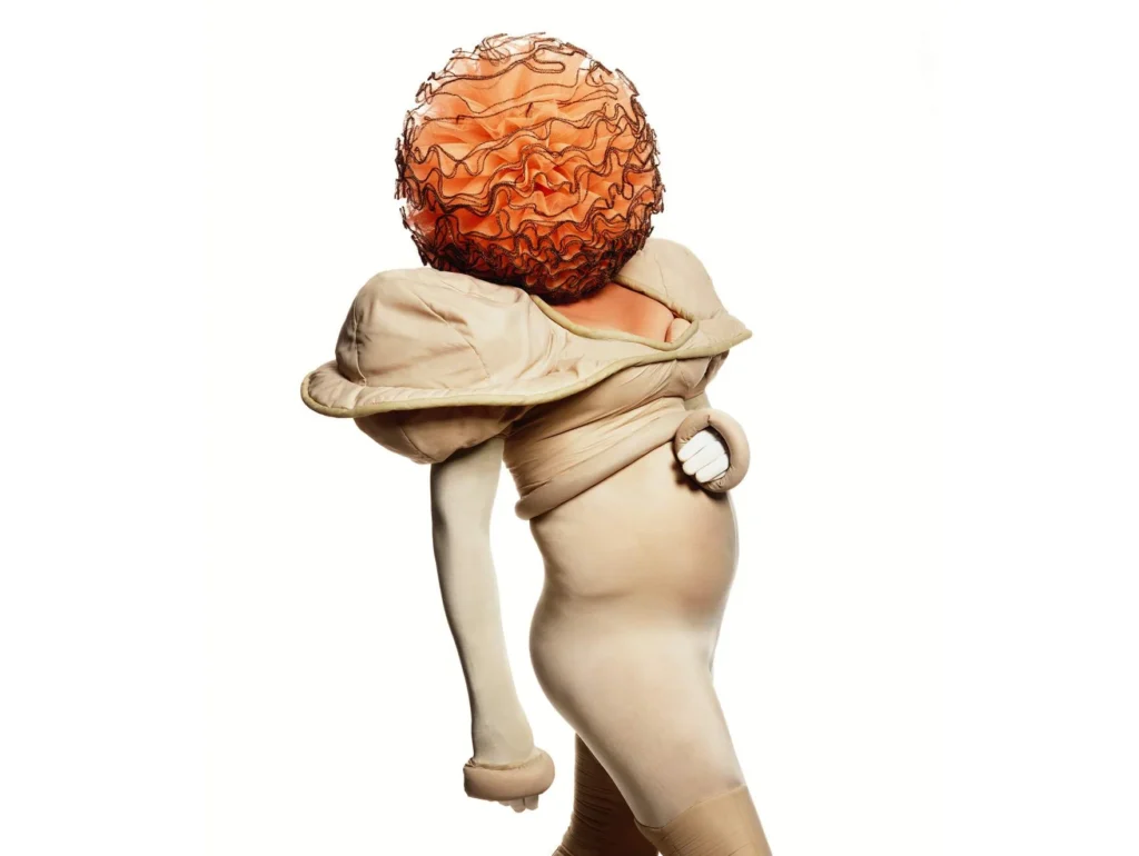 El artista Leigh Bowery en una de sus performances icónicas, mostrando la distorsión del cuerpo y el diseño de moda radical de los años 80.