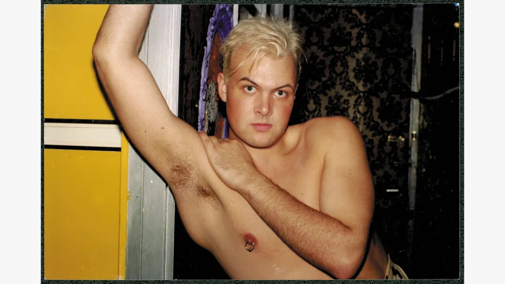 El artista Leigh Bowery en una de sus performances icónicas, mostrando la distorsión del cuerpo y el diseño de moda radical de los años 80.