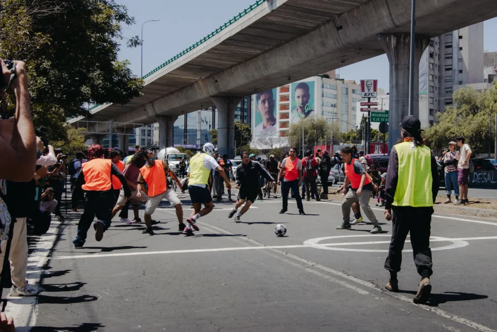 Jóvenes participando en las retas anti-FIFA en las calles de la CDMX como acto de autogestión y protesta contra la gentrificación.
