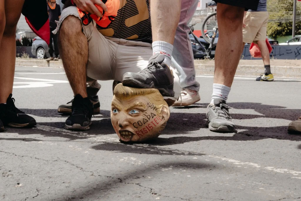 Manifestantes en Santa Úrsula Coapa realizando una protesta creativa con un balón intervenido durante las retas anti-FIFA contra el mundial 2026.