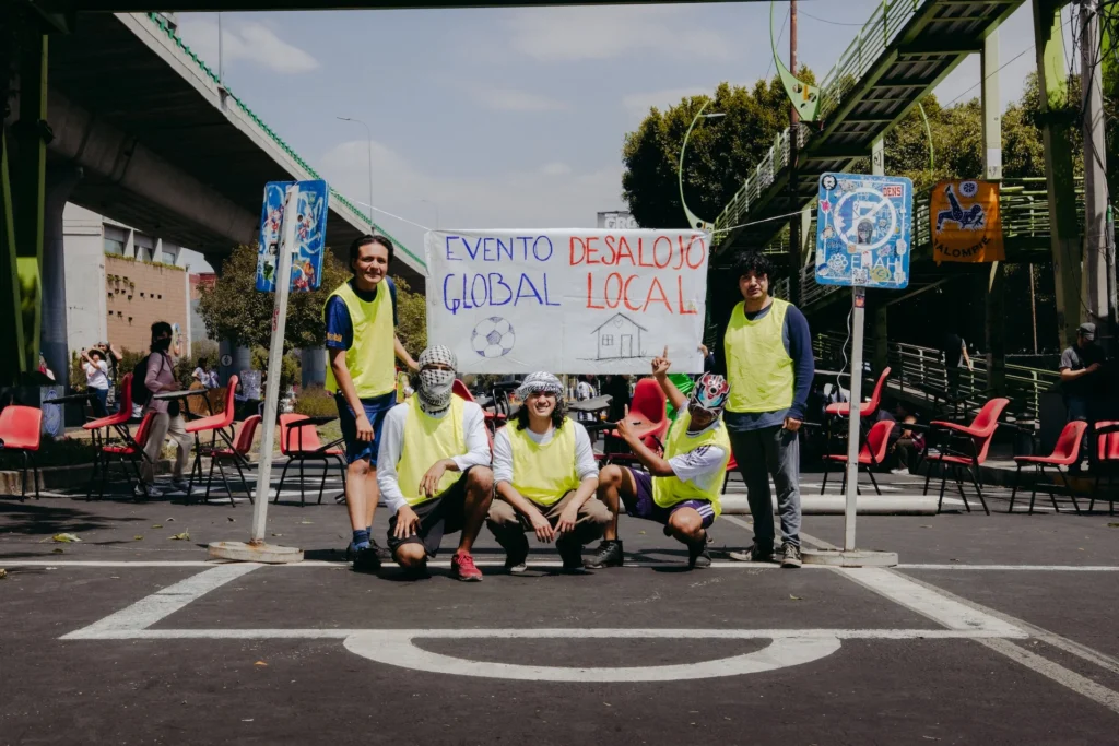 Jóvenes participando en las retas anti-FIFA en las calles de la CDMX como acto de autogestión y protesta contra la gentrificación.