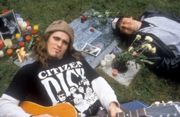 Matt Dillon como Cliff Poncier, usando una camiseta de la banda ficticia Citizen Dick, recostado junto a la tumba de Jimi Hendrix en Seattle durante el rodaje de la película Singles.