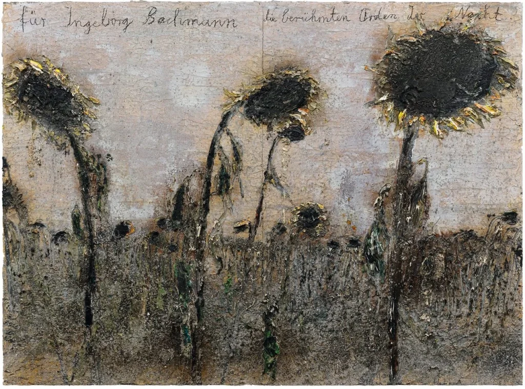 Pintura de técnica mixta de Anselm Kiefer con girasoles negros y marchitos monumentales sobre un paisaje árido texturizado, con inscripciones escritas a mano en alemán en la parte superior.