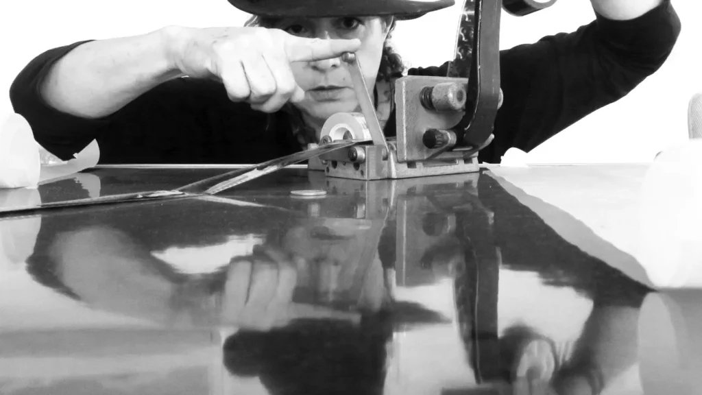 Retrato de la videoartista Ximena Cuevas interviniendo señales de televisión, representando la ruptura del videoarte en México.