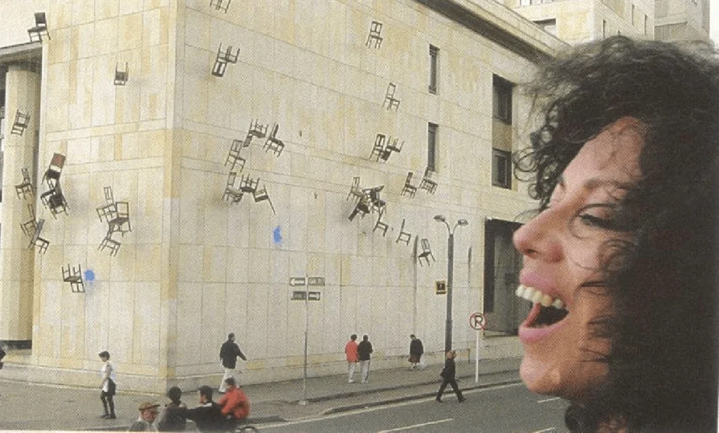 Rostro en primer plano de una mujer de cabello rizado oscuro riendo con la boca abierta, superpuesto sobre la fachada de mármol del Palacio de Justicia en Bogotá, donde cuelgan decenas de sillas de madera vacías de la instalación Noviembre 6 y 7 de Doris Salcedo.