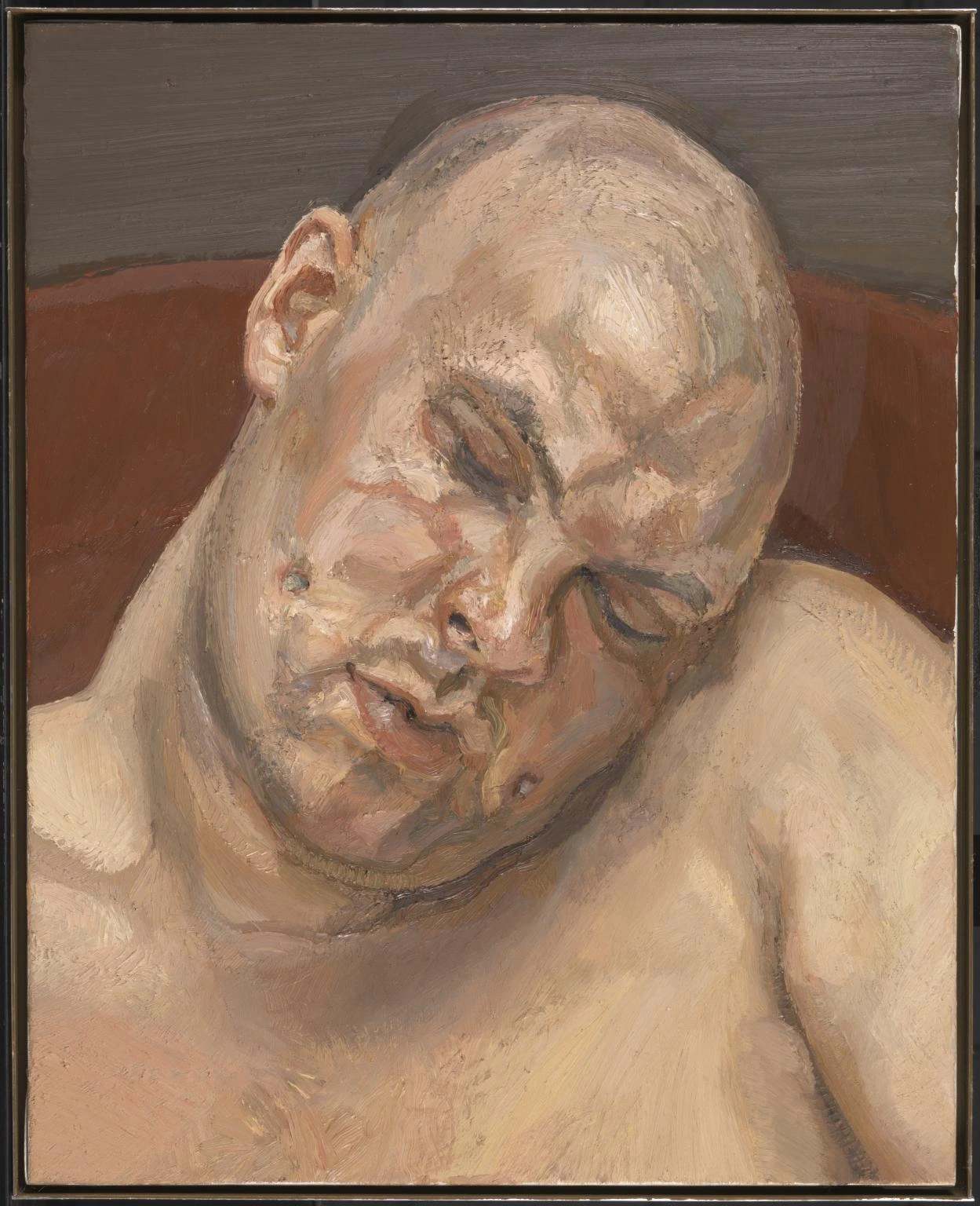 Pintura al óleo de estilo realista titulada Head of Leigh Bowery por Lucian Freud en 1991, que muestra un primer plano del rostro y cabeza calva del artista Leigh Bowery con los ojos cerrados y expresión serena.