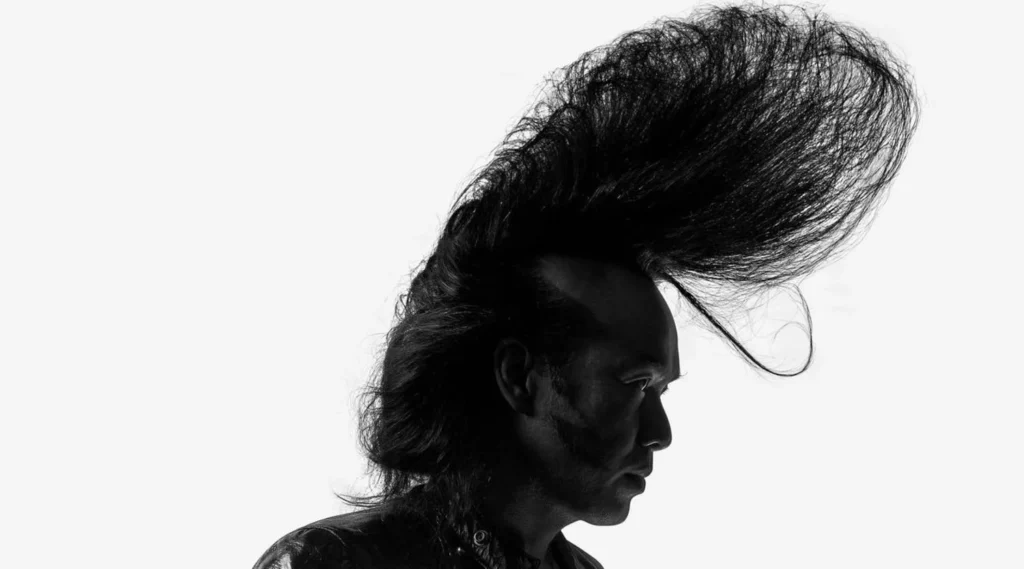 Perfil de un miembro de la tribu urbana Roller-zoku mostrando el peinado estilo Regent y chaqueta de cuero en Tokio.