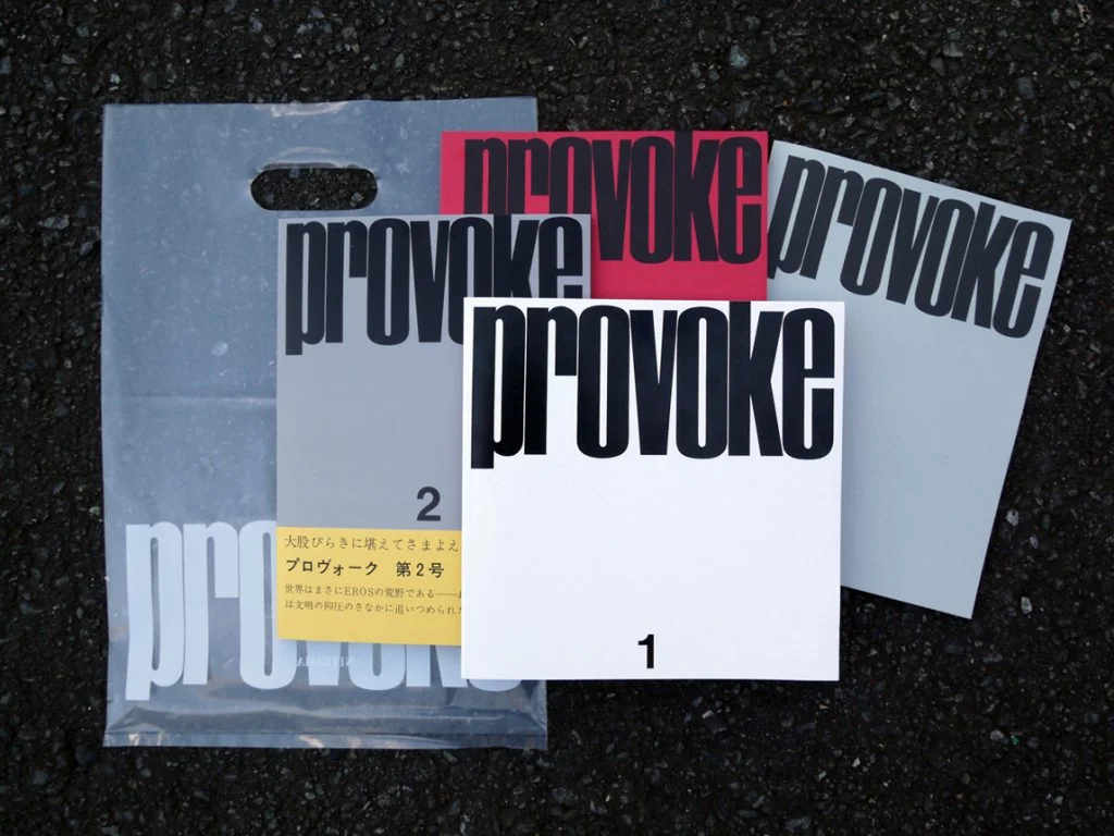 Ediciones originales de los tres números de la revista Provoke (1968-1969), el búnker editorial de la fotografía japonesa de vanguardia.