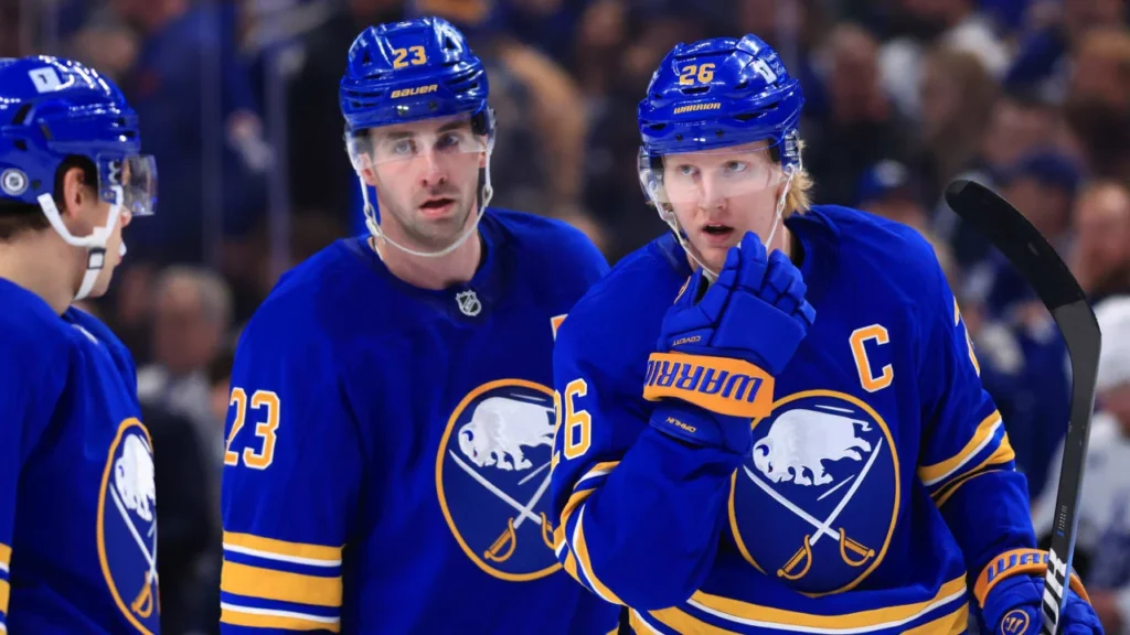 Jugadores de los Buffalo Sabres, incluyendo al capitán Rasmus Dahlin, durante su participación en los Playoffs de la NHL 2026.