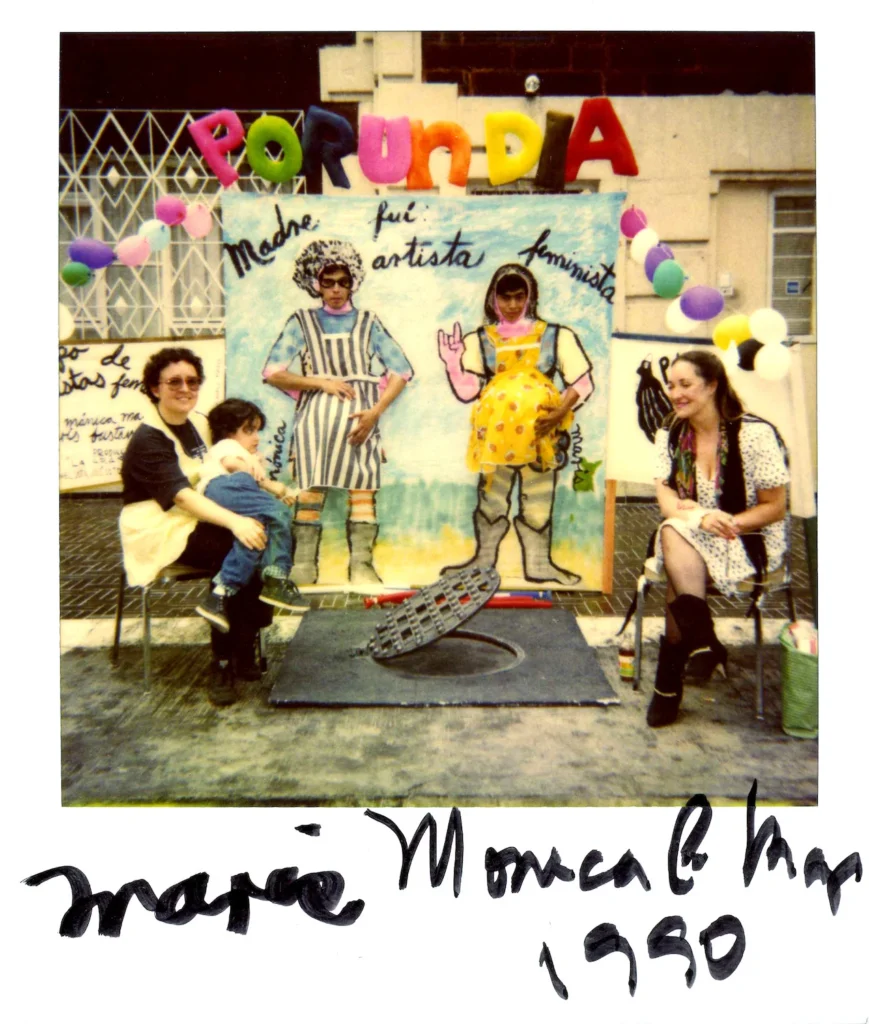 Polaroid original de 1990 firmada por Maris Bustamante y Mónica Mayer, documentando el performance 'Madre por un día' de Polvo de Gallina Negra.