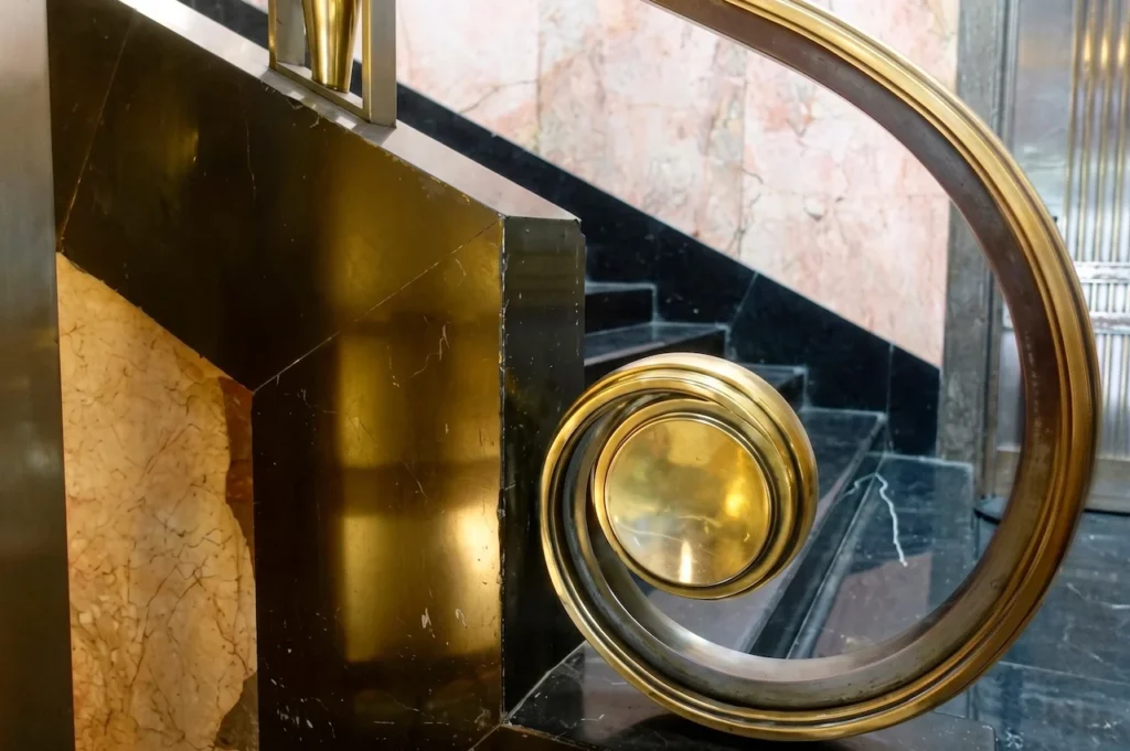 Detalle interior de un vestíbulo Art Nouveau con pasamanos de bronce en México.