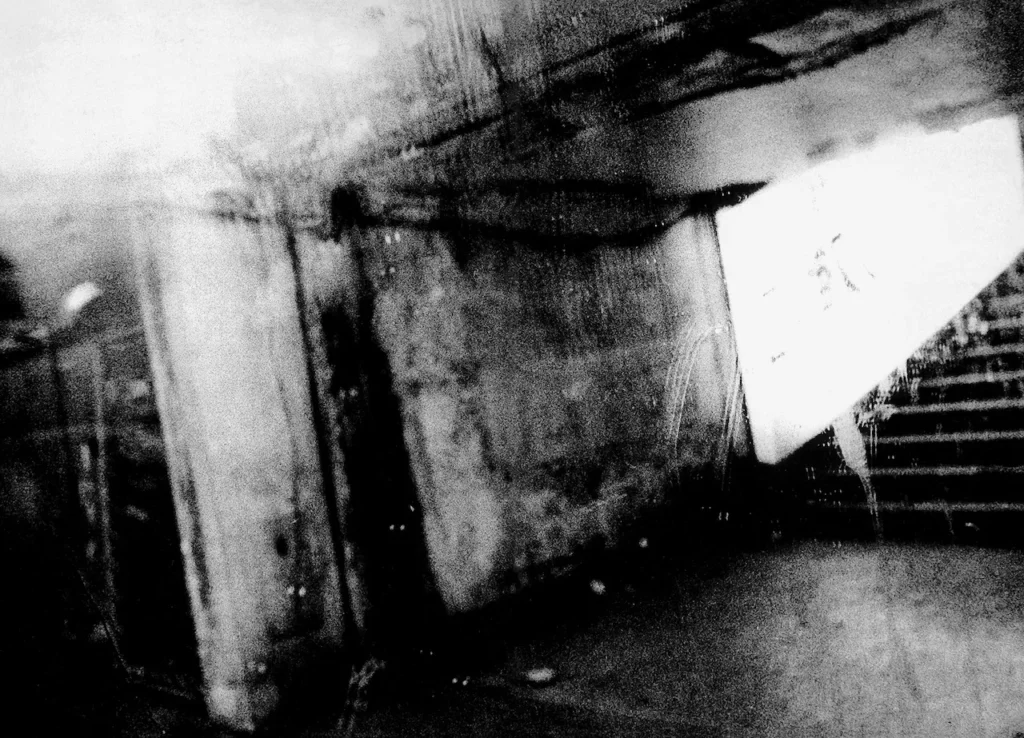 Fotografía de Takuma Nakahira con técnica 'Bure' mostrando el movimiento desenfocado en el transporte público de Japón, 1970.