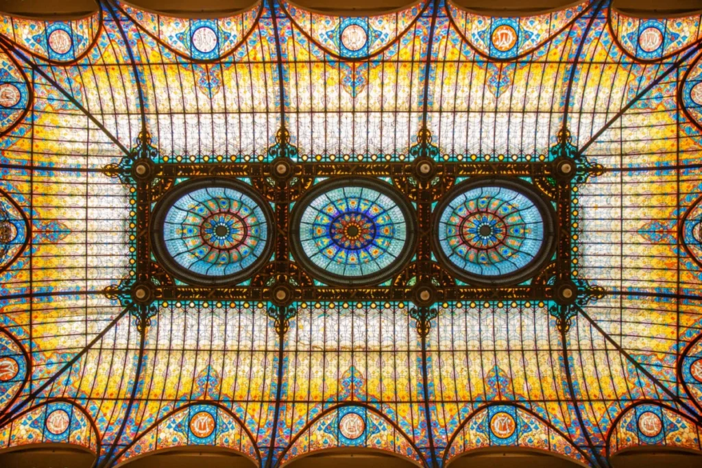 Plano cenital del monumental vitral de estilo Tiffany diseñado por Jacques Gruber en 1899 para el Centro Mercantil, actual Gran Hotel de la Ciudad de México.