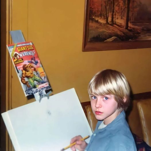 Kurt Cobain de niño pintando en un caballete con un cómic de Giant Size Werewolf de Marvel como referencia.
