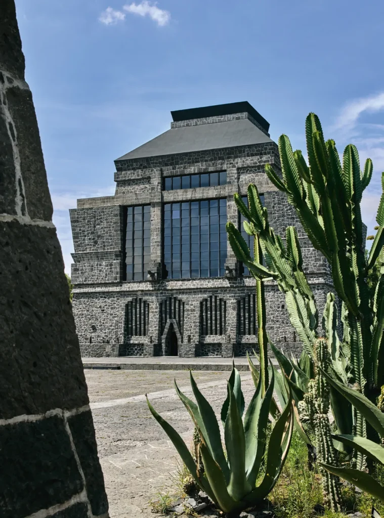 Estructura modular del Museo Anahuacalli diseñada por Diego Rivera y Juan O'Gorman, combinando funcionalidad museística moderna con la expresión cruda de materiales volcánicos.