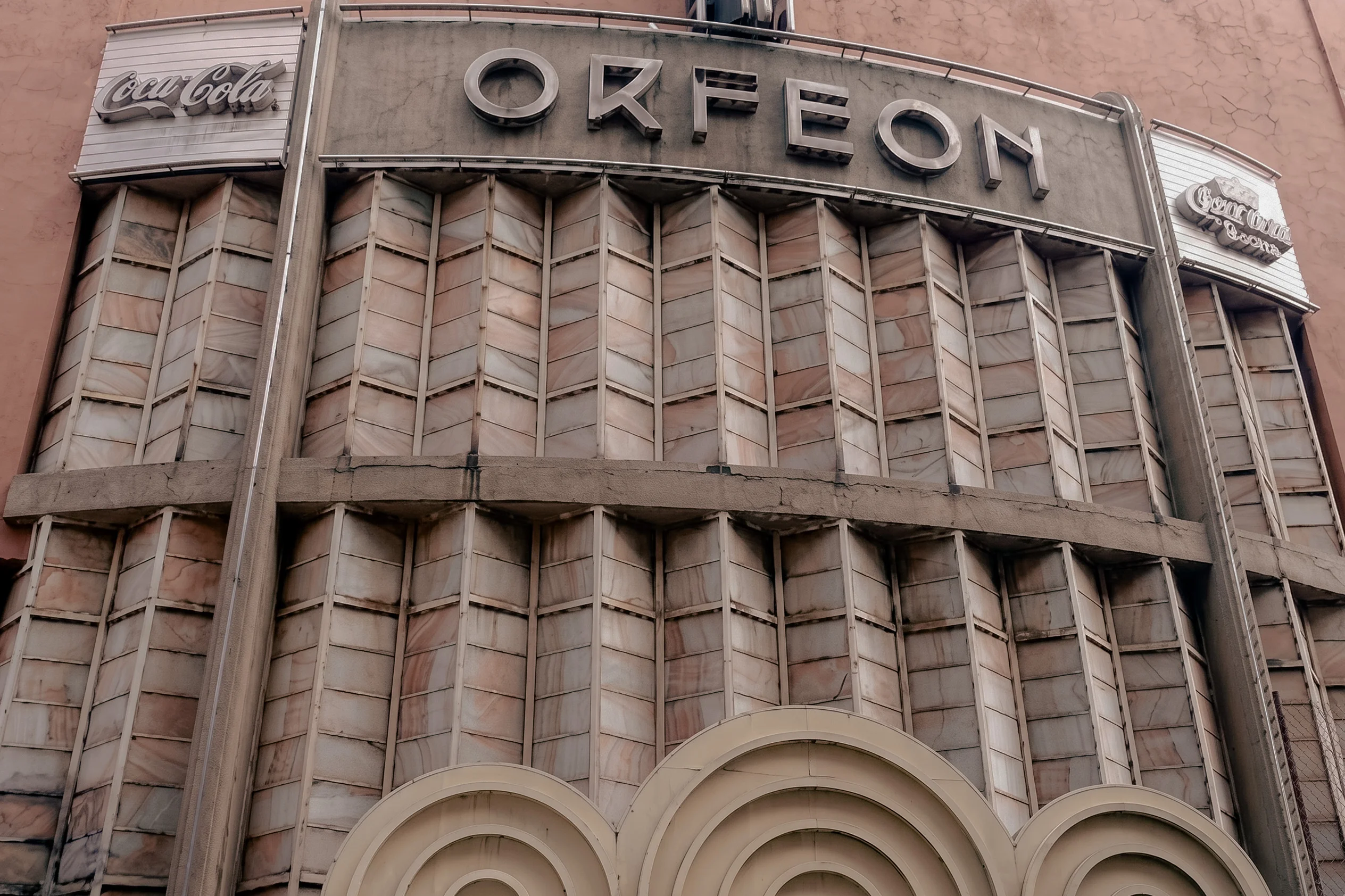 Patrimonio en el abandono: Registro forense del Art Nouveau en la Roma y la Juárez