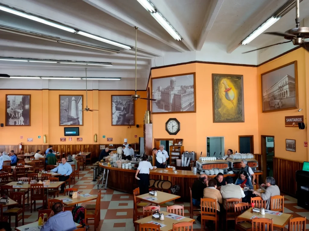 Interior del Café La Habana en la Ciudad de México, lugar que inspiró el Café Quito en la novela Los Detectives Salvajes de Roberto Bolaño.
