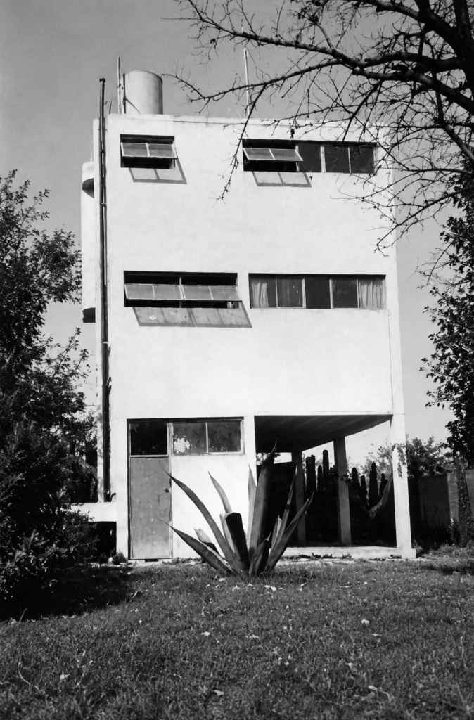Fotografía histórica en blanco y negro de la fachada de la Casa para Edmundo O'Gorman en San Ángel, una obra clave de la arquitectura funcionalista en México diseñada por Juan O'Gorman.
