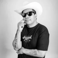 Retrato del escritor mexicano Carlos Velázquez, autor de El Rey Criollo y colaborador de Yaconic, posando para prensa.