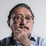 Retrato del periodista y escritor mexicano Sergio González Rodríguez con actitud reflexiva.