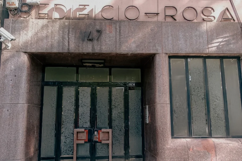 Detalle de la entrada y tipografía original del Edificio Rosa en la colonia Juárez, Ciudad de México, como parte del catálogo de preservación del patrimonio arquitectónico.