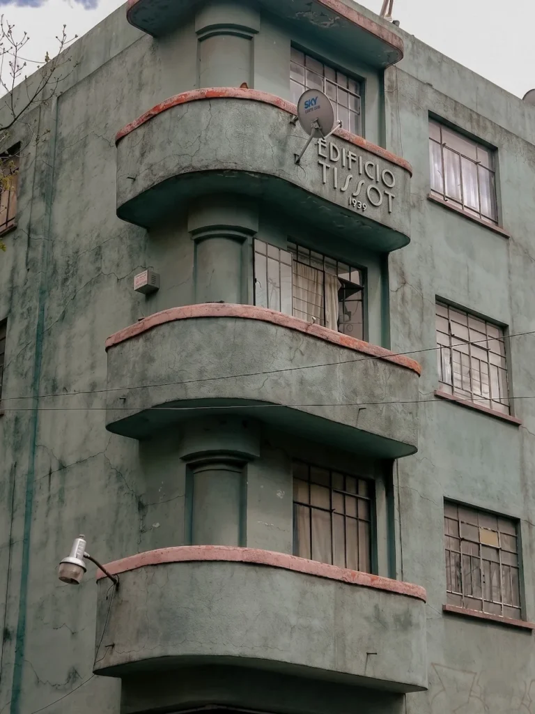Fachada del Edificio Tissot de 1939 en la colonia Roma, Ciudad de México, mostrando balcones curvos y el deterioro del patrimonio arquitectónico Art Déco.