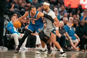 Guía de la segunda ronda de los playoffs de la NBA 2026 Jalen Brunson de los New York Knicks dribleando el balón frente a la defensa en un partido de los Playoffs de la NBA 2026.