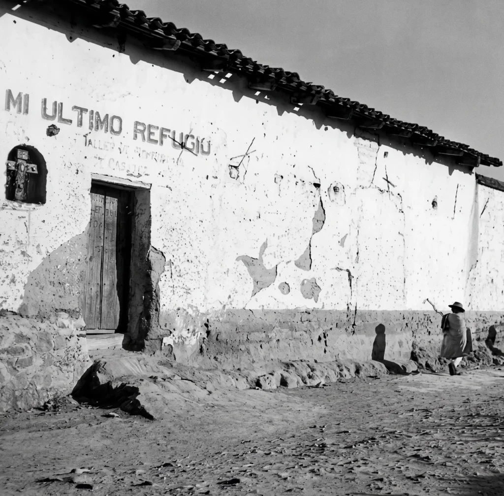 Fotografía original de Juan Rulfo titulada 'Mi Último Refugio', mostrando una fachada de adobe en el sur de Jalisco, pieza clave del turismo literario en México.
