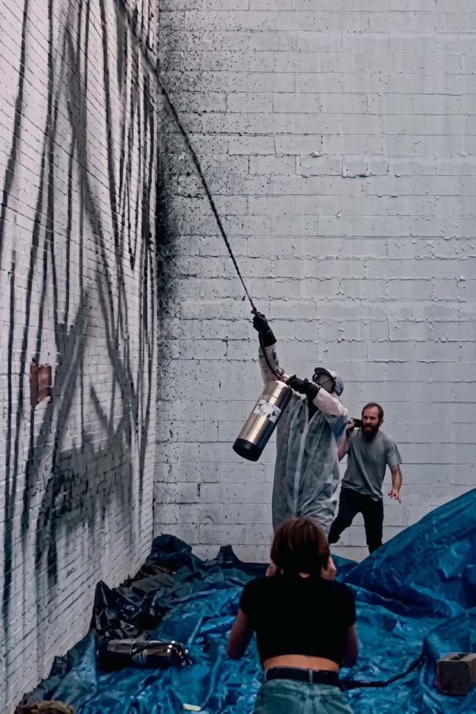Intervención de grafiti con extintor modificado en Nueva York, representando la fase de escalada analógica y saturación visual de KATSU.