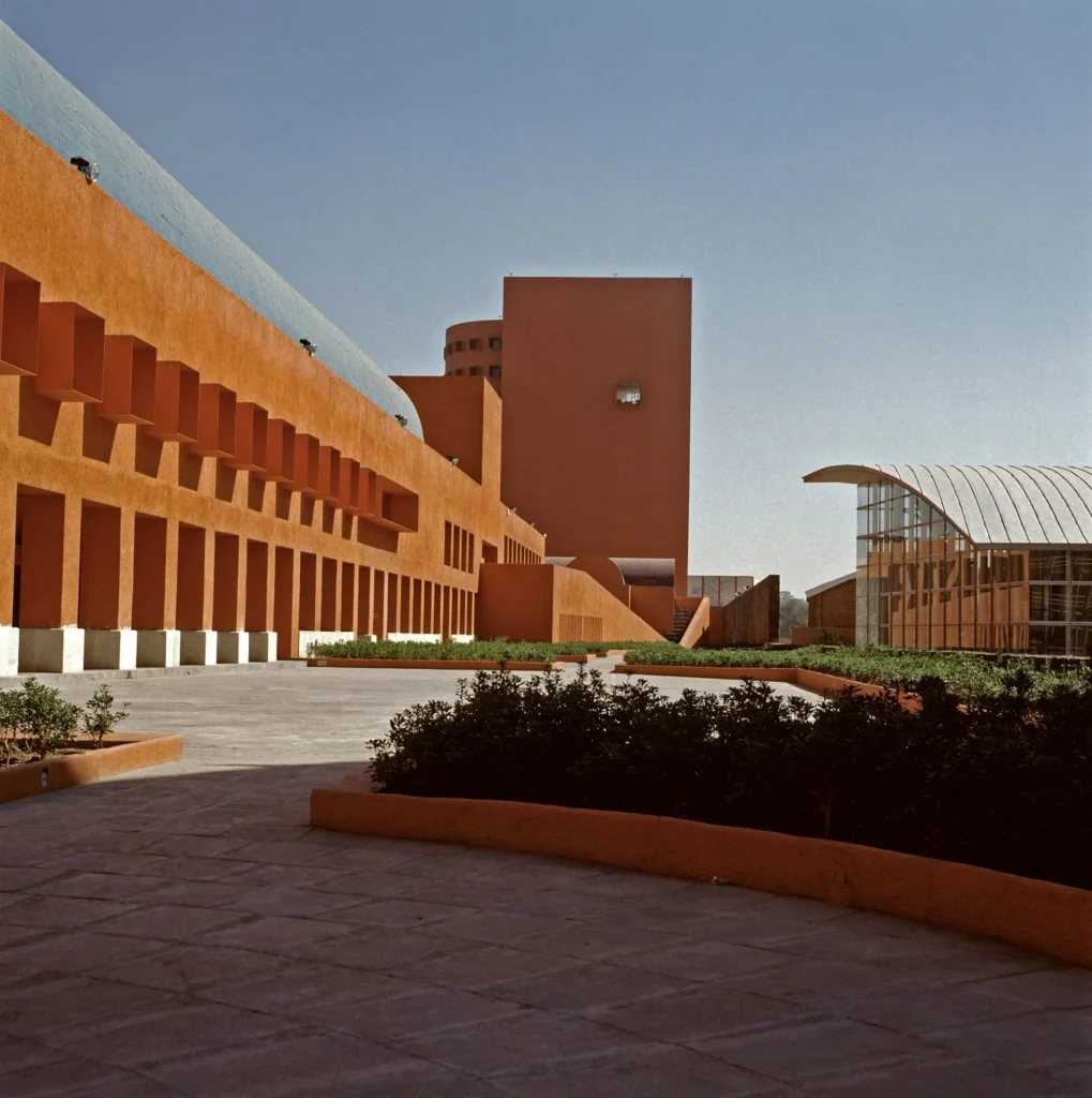 Plaza central del Cenart diseñada por Ricardo Legorreta, con muros monumentales en color terracota y geometrías funcionales.
