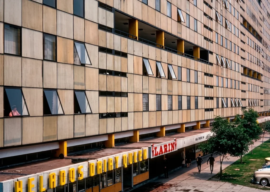 Fachada del Conjunto Urbano Nonoalco Tlatelolco de Mario Pani con locales comerciales en planta baja, ilustrando la integración de servicios en la vivienda colectiva.