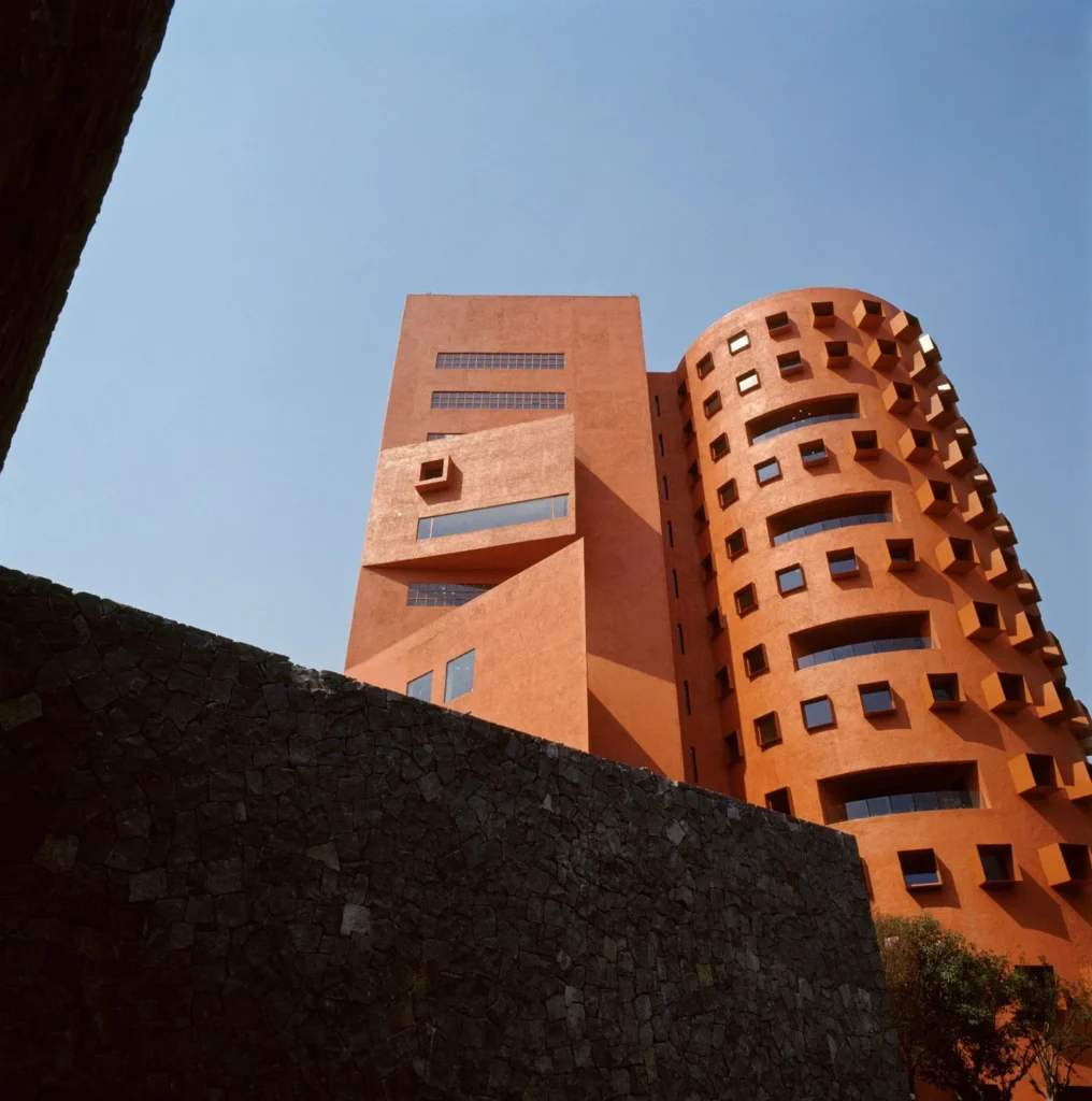 Torre de Investigación del Cenart mostrando ventanas rítmicas y muros ciegos de escala monumental, obra de Ricardo Legorreta.