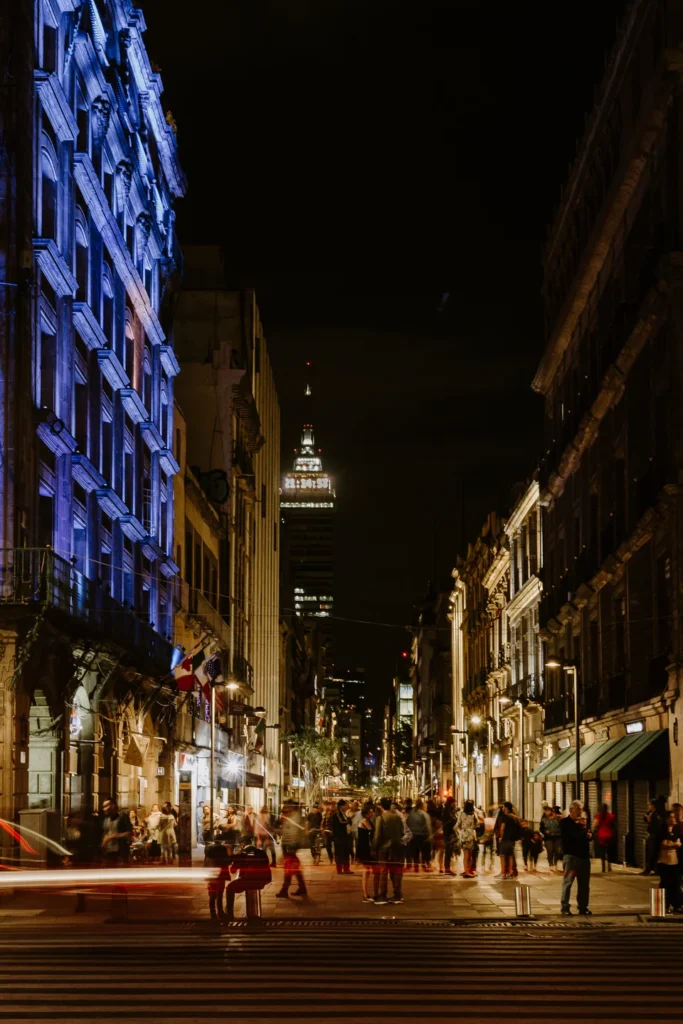 Vista nocturna de la calle Madero hacia la Torre Latinoamericana en el Centro Histórico de la CDMX, ilustrando la ruta de Roberto Bolaño y la deriva literaria.