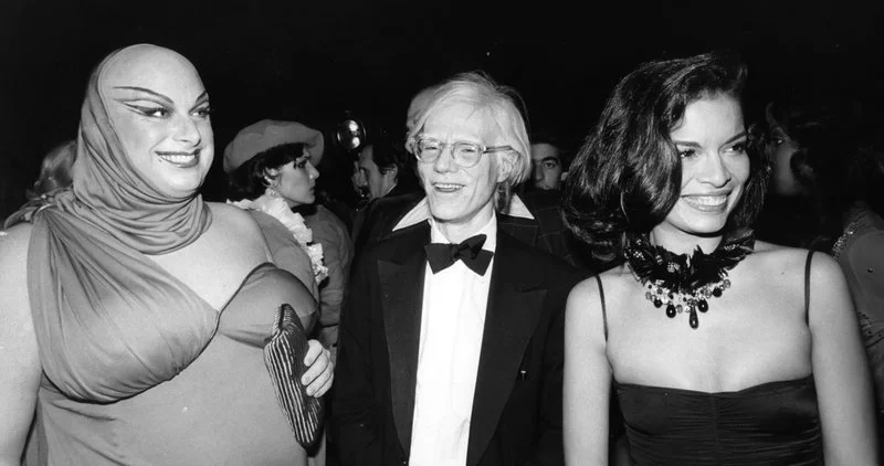 Divine, Andy Warhol y Bianca Jagger posando juntos en un evento nocturno de Nueva York, década de 1970.