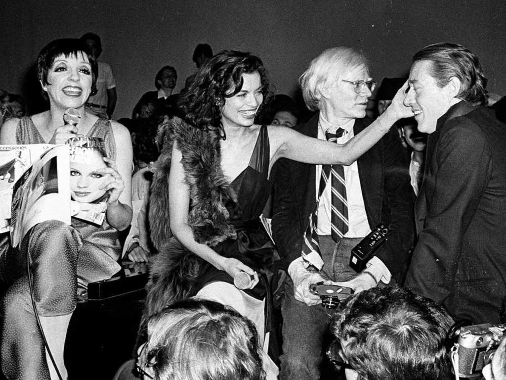 Liza Minnelli, Bianca Jagger, Andy Warhol y Halston celebrando el fin de año en la discoteca Studio 54 de Nueva York, 1977.